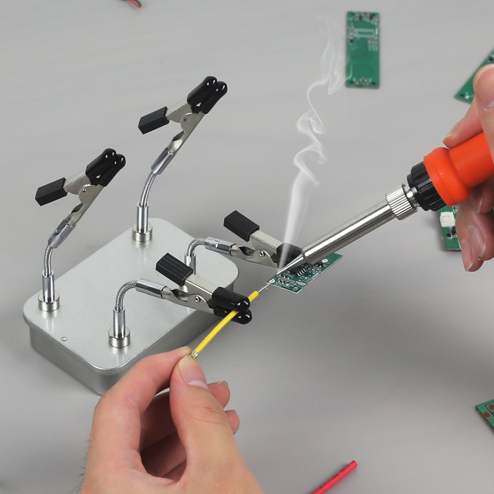 Magnetic Helping Hands Soldering Station – 12 Flexible Magnetic Clips With Steel Box & Brush, Ideal For Soldering, Model Painting, PCB Work & Crafts