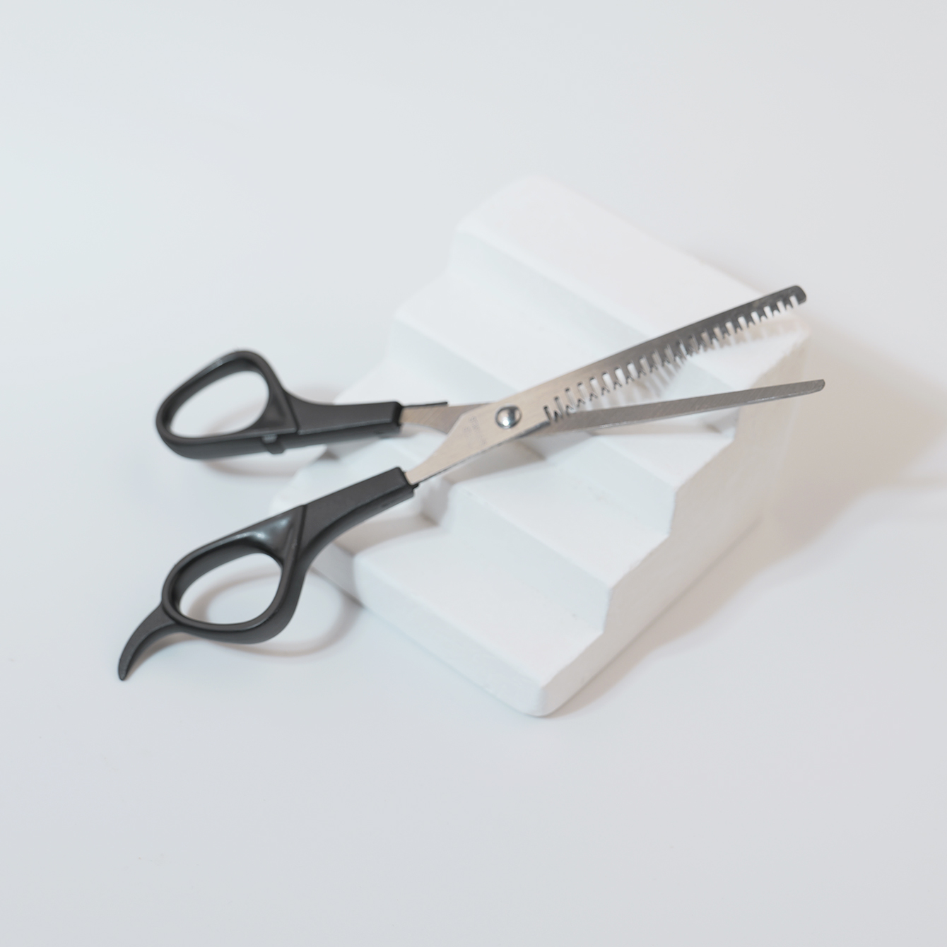 Hair Cutting Scissors Shears Kit, Professional Hairdressing Scissors for Hairdresser Salon Barber，Special for real hair wigs. 