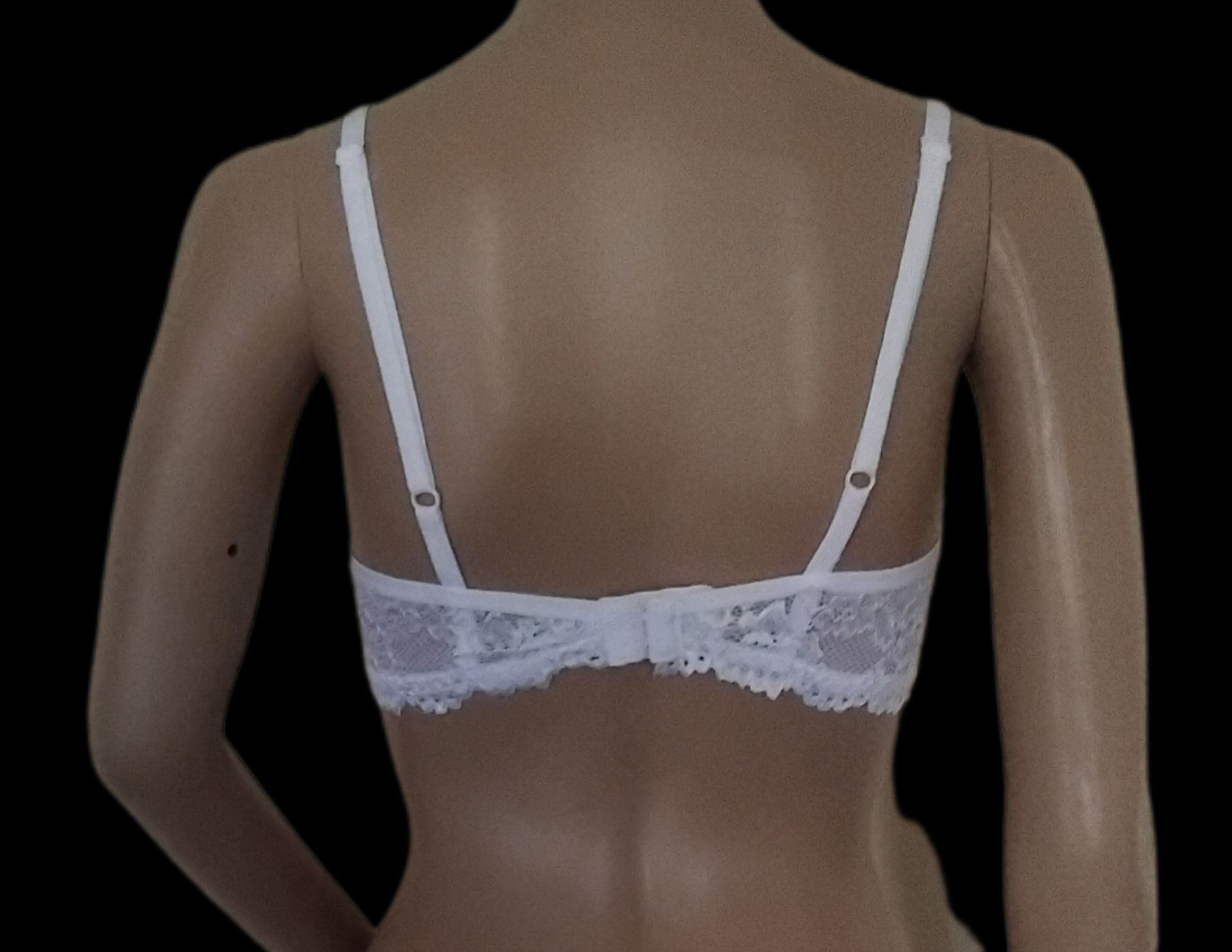 Sheer floral lace with scalloped edges creates a beautiful neckline in this strategically seamed balconette bra. 