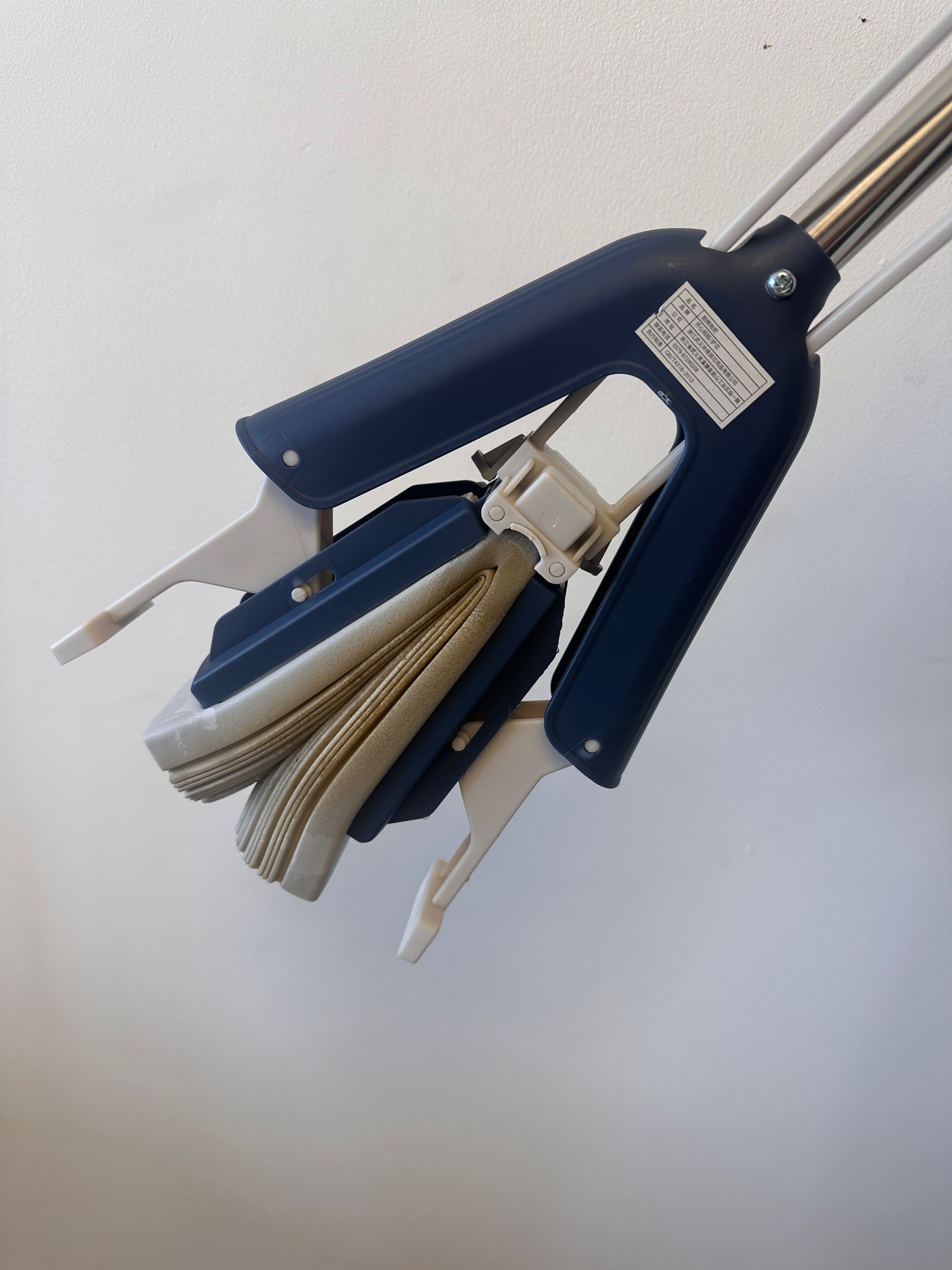 FOLDING PVA MOP 33cm that can effectively squeeze out water by folding in two.. 