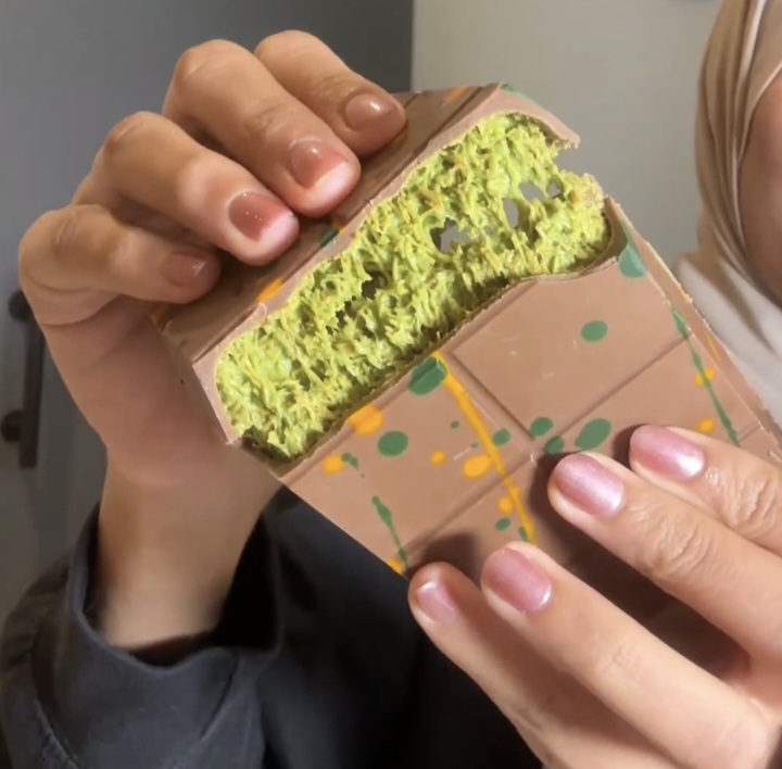 Viral Dubai Kunafa Chocolate Bar (Fex - Pistachio Knafeh Chocolatier). 