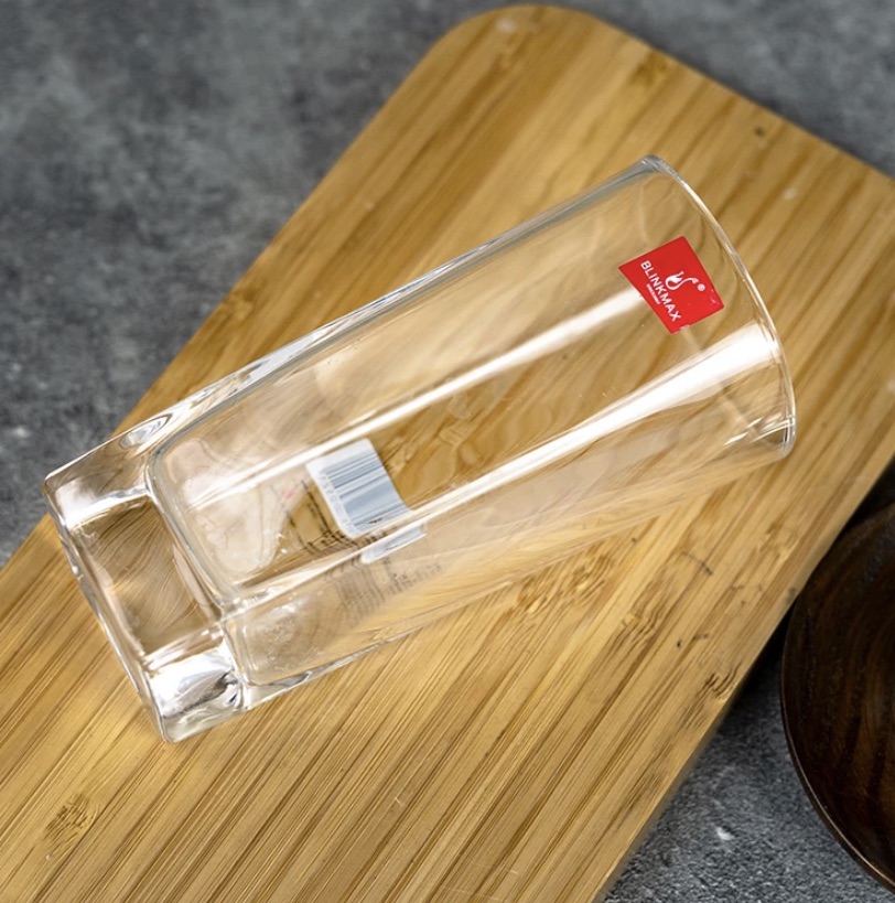 6 PIECE GLASS SET. DRINKING GLASS. BOTTOM SQUARE SHAPE. 