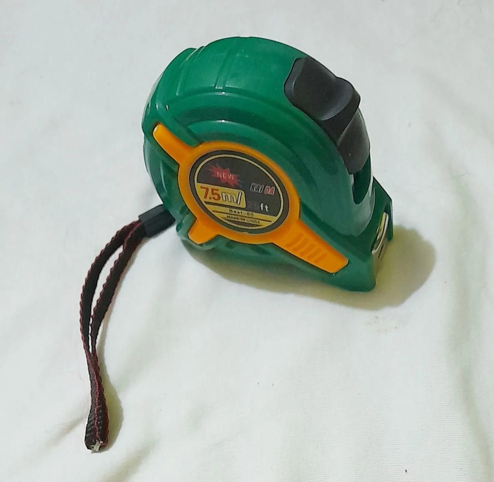 Measuring tape 7.5m(25 feet). 