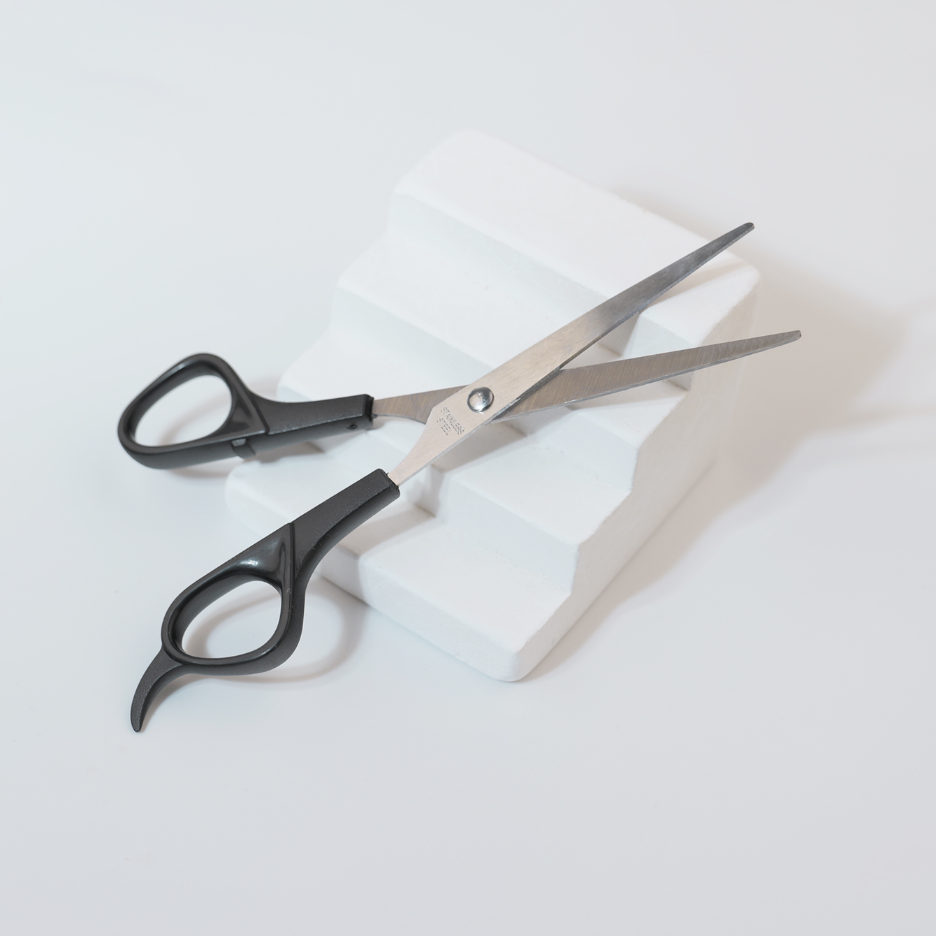 Hair Cutting Scissors Shears Kit, Professional Hairdressing Scissors for Hairdresser Salon Barber，Special for real hair wigs. 