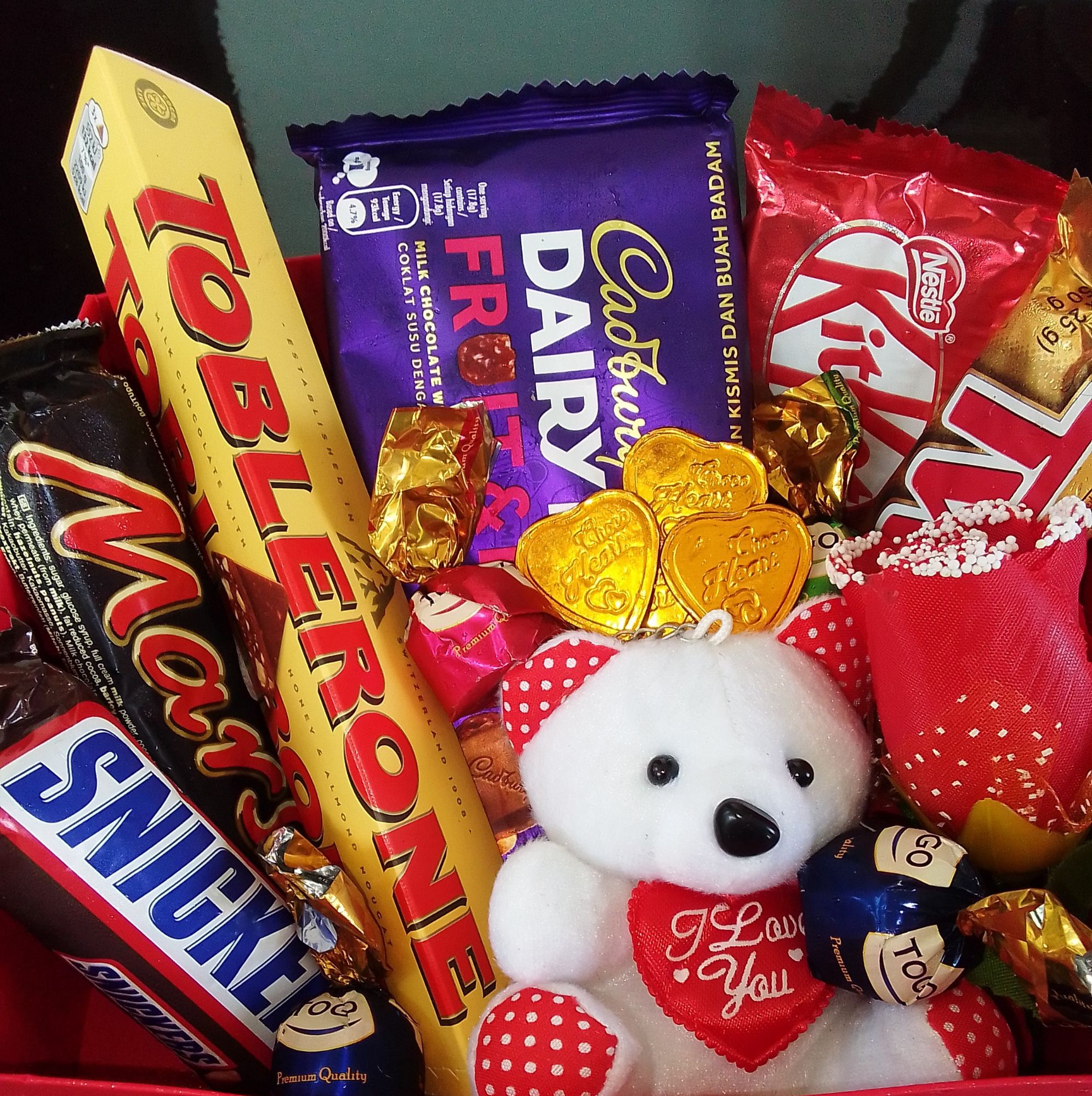 Chocolate Uncommon Gift Box with Mini Teddy Bear & Rose, High QualityChocolates