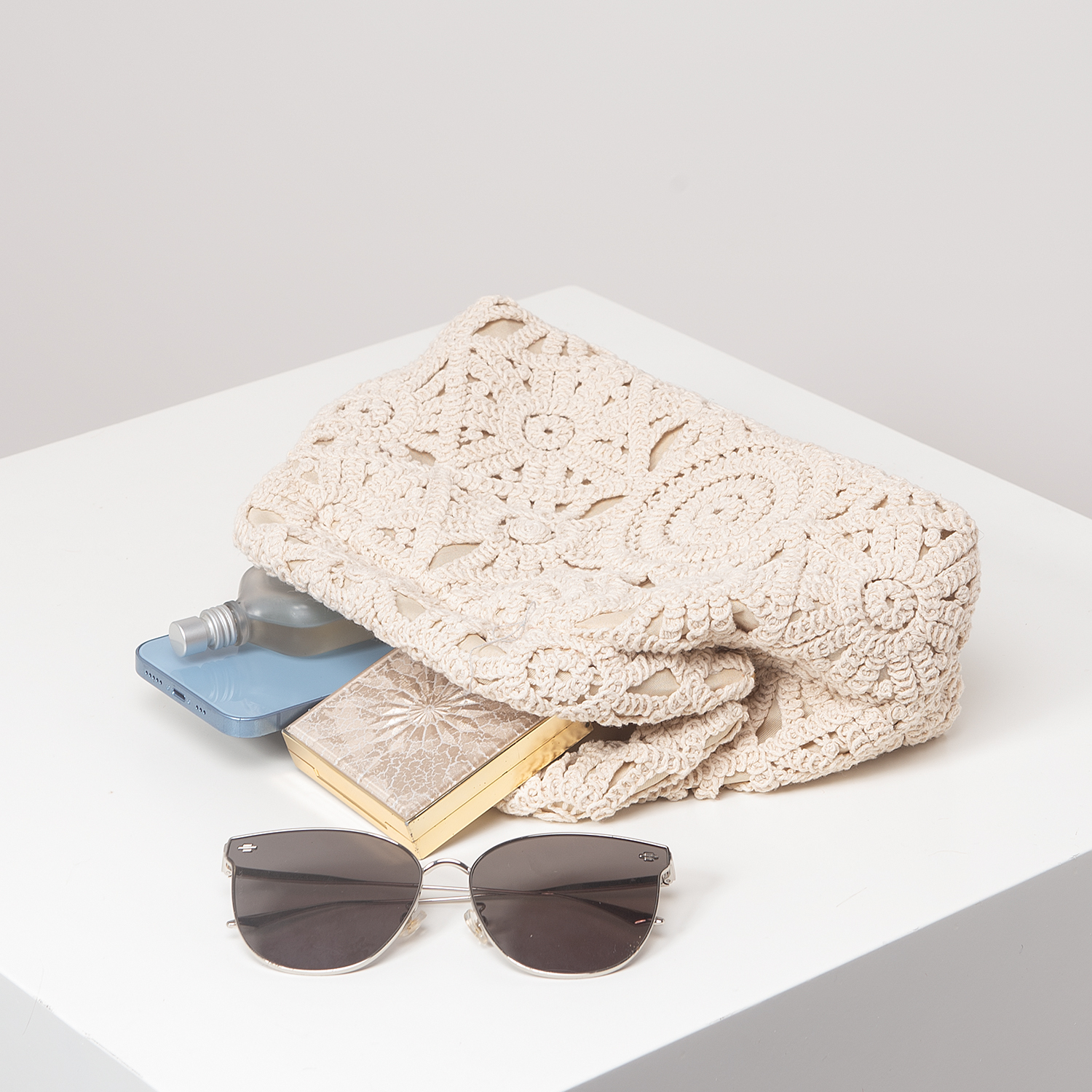 Pattern hollow woven bag, simple clutch bag, Bohemian clip bag, holiday casual straw purse, beach bag (random pattern). 