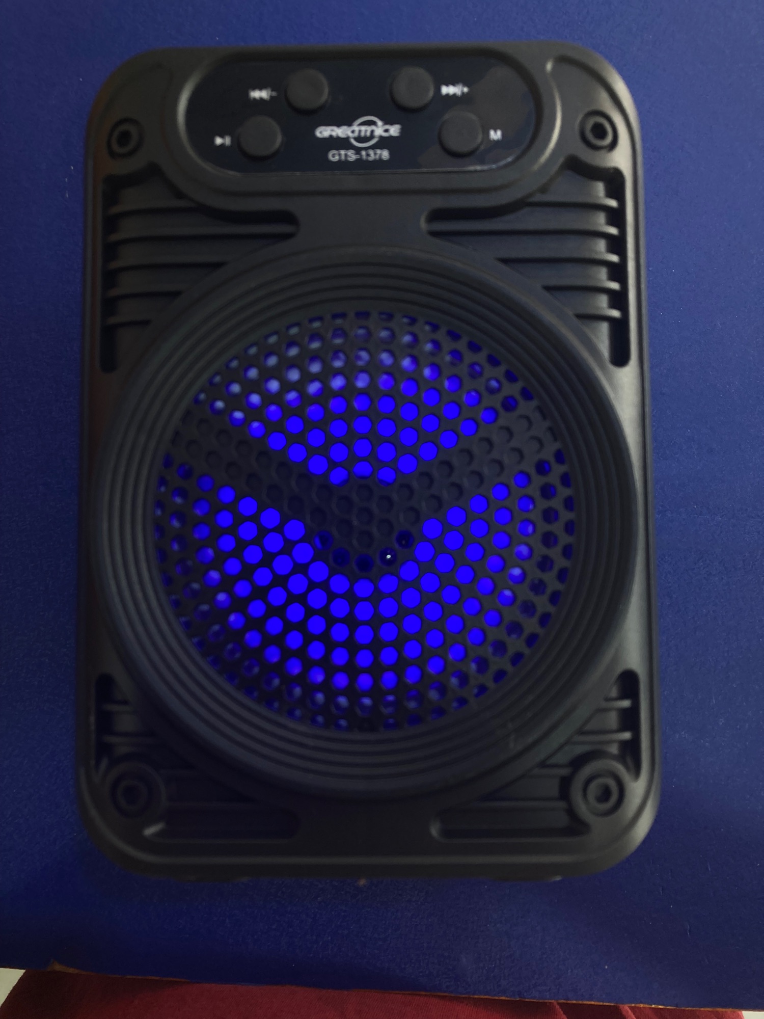 Wireless Speaker Solar Charging. 