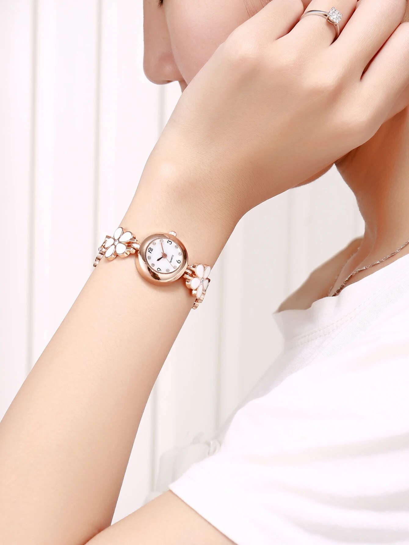 Mori Small Dial Petal Bracelet Watch Korean Version Simple and Compact All Cute Small Fresh Quartz Watch. 