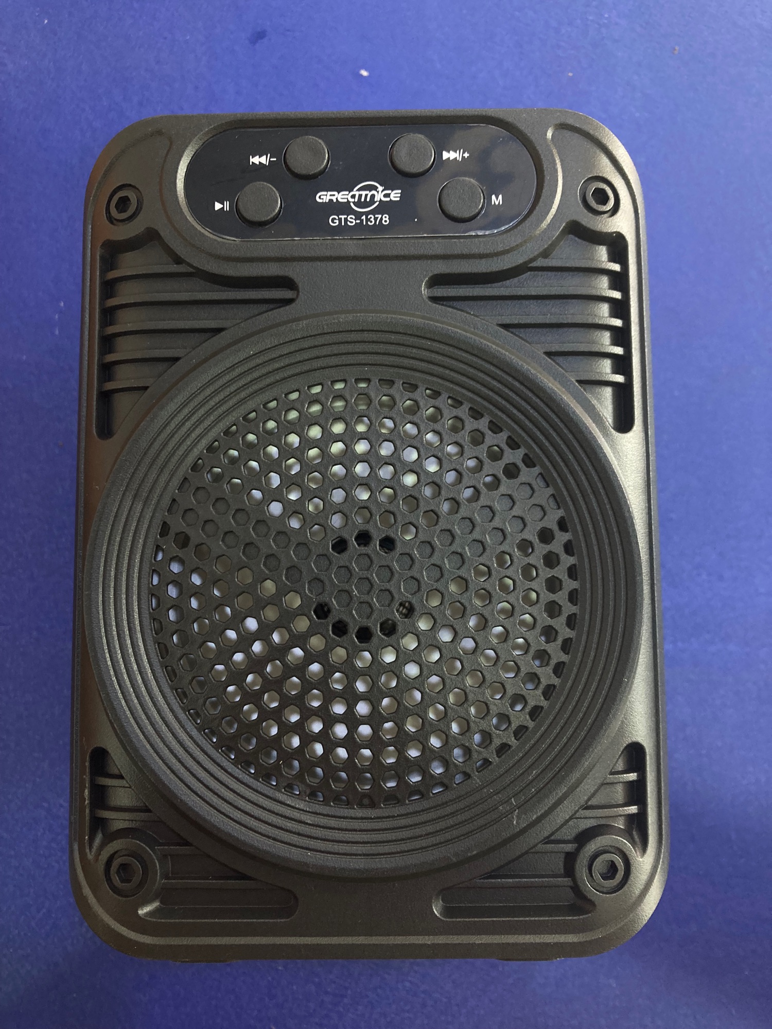 Wireless Speaker Solar Charging. 