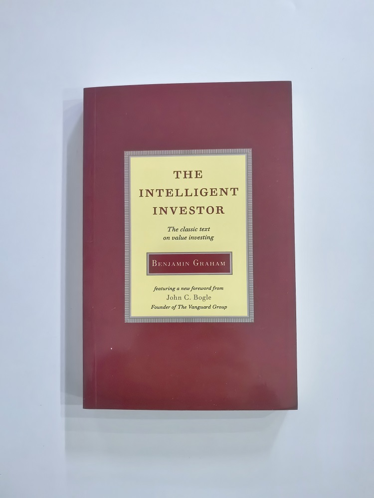 The Intelligent Investor The Definitive Book on Value Investing for Adult Financial Management Reading English Books. 