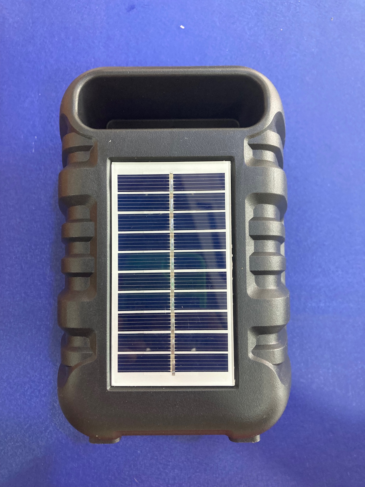 Wireless Speaker Solar Charging. 